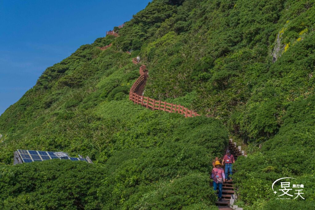 基隆嶼登塔;登山步道 基隆嶼登塔;登山步道