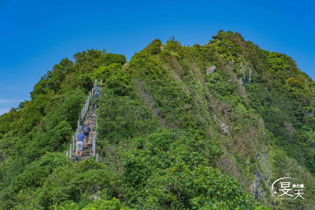 基隆嶼登塔;登山步道 基隆嶼登塔;登山步道